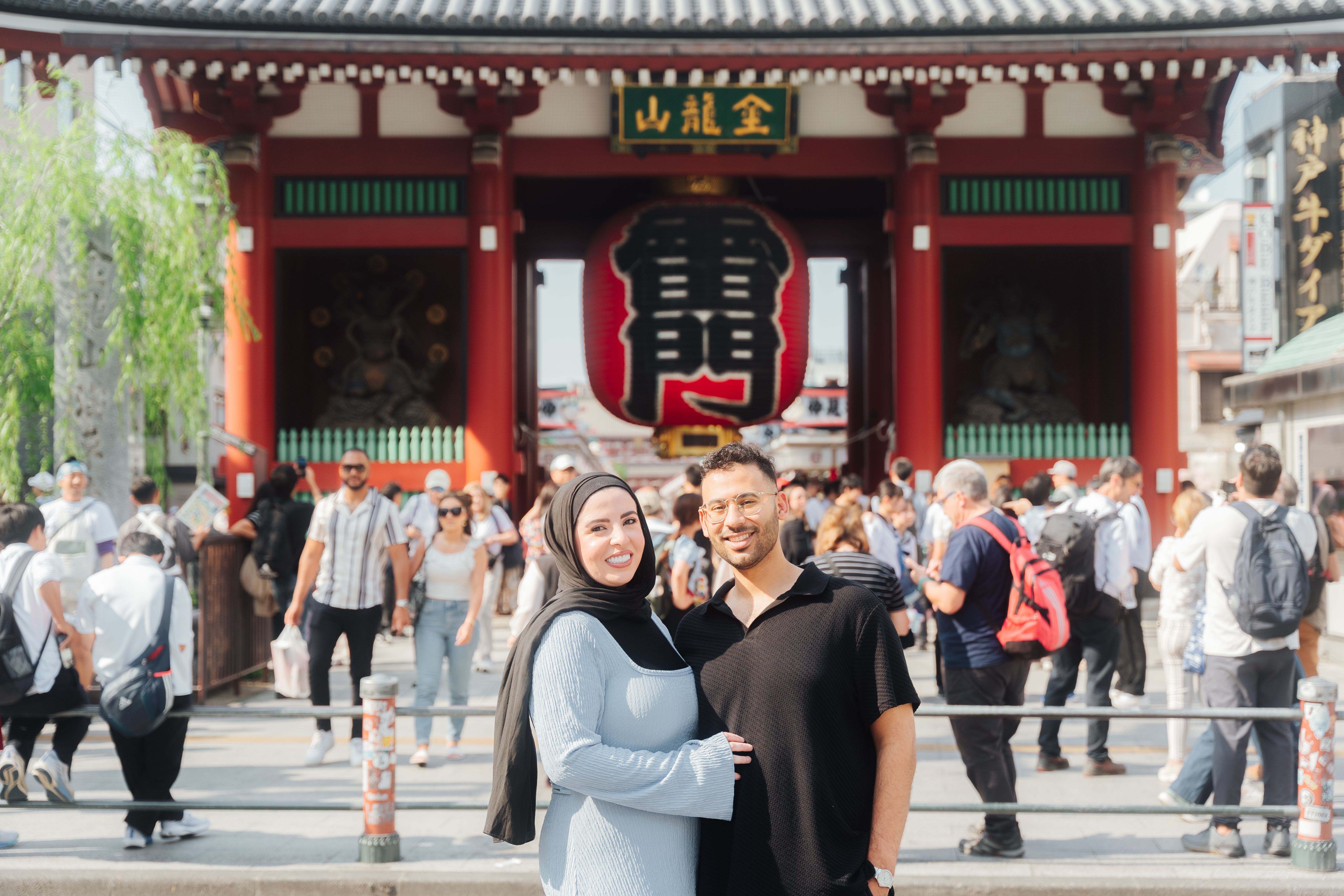Happy couple at Sensoji Temple, Tokyo - Professional photography by Kodai Tsuchiya